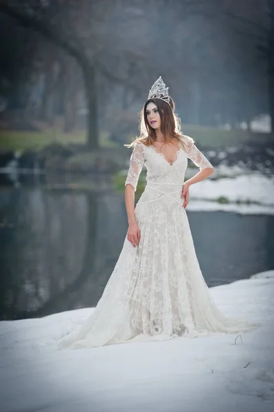 Adorável Jovem Senhora Vestindo Elegante Vestido Branco Apreciando Vigas Luz — Fotografia de Stock