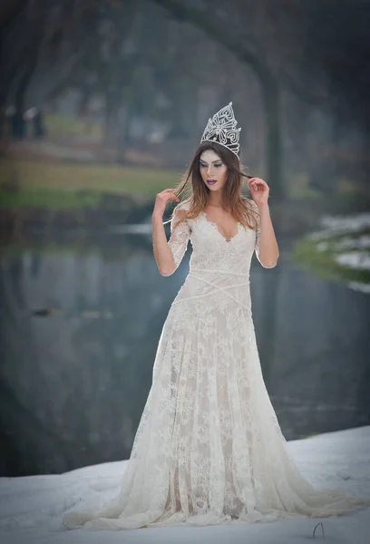 Lovely Young Lady Wearing Elegant White Dress Enjoying Beams Celestial — Stock Photo, Image