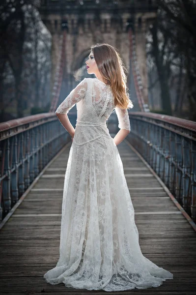 Όμορφη Νεαρή Κοπέλα Φορώντας Κομψό Λευκό Φόρεμα Απολαμβάνοντας Τις Ακτίνες Royalty Free Εικόνες Αρχείου