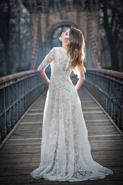 Όμορφη Νεαρή Κοπέλα Φορώντας Κομψό Λευκό Φόρεμα Απολαμβάνοντας Τις Ακτίνες Εικόνα Αρχείου