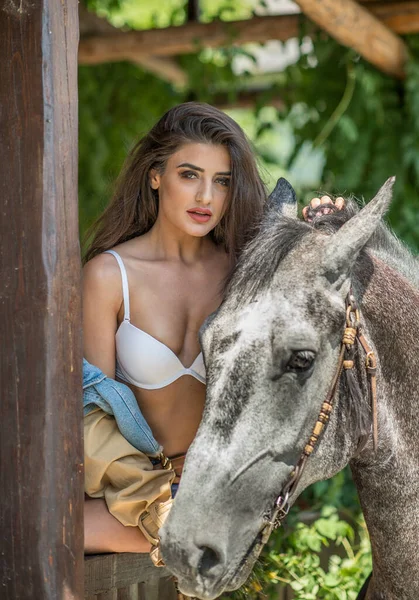 Krásná Brunetka Venkovským Vzhledem Koněm Portrét Dívky Džínovou Krátkou Bílou — Stock fotografie