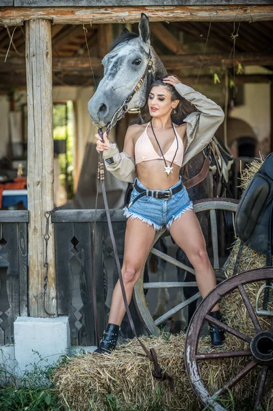 Sensual Brunette Woman Sexy Country Look Horse Portrait Girl Denim — Fotografia de Stock
