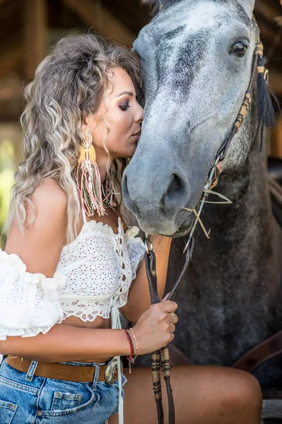 Mulher Loira Bonita Com Cabelo Encaracolado Cavalo Retrato Uma Menina — Fotografia de Stock