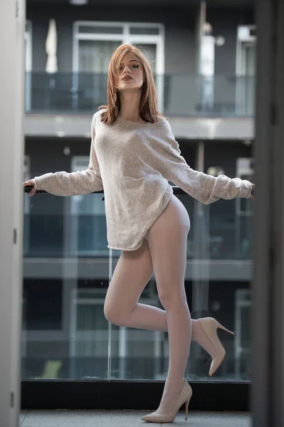 Mulher Atraente Meia Calça Branca Saltos Altos Pernas Longas Posando — Fotografia de Stock