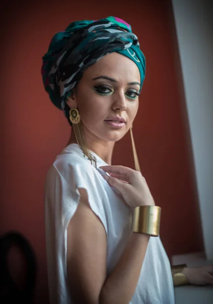 Beautiful Woman Turban Young Beautiful Woman Turban Golden Accessories Beauty — Stock Photo, Image