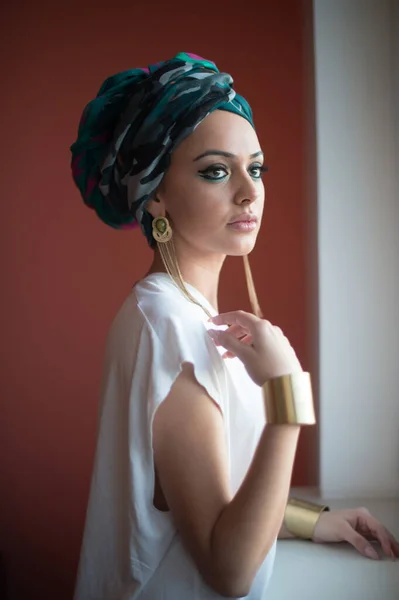 Beautiful Woman Turban Young Beautiful Woman Turban Golden Accessories Beauty — Stock Photo, Image