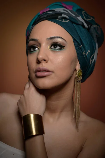 Mulher Bonita Turbante Mulher Bonita Nova Com Turbante Acessórios Dourados — Fotografia de Stock