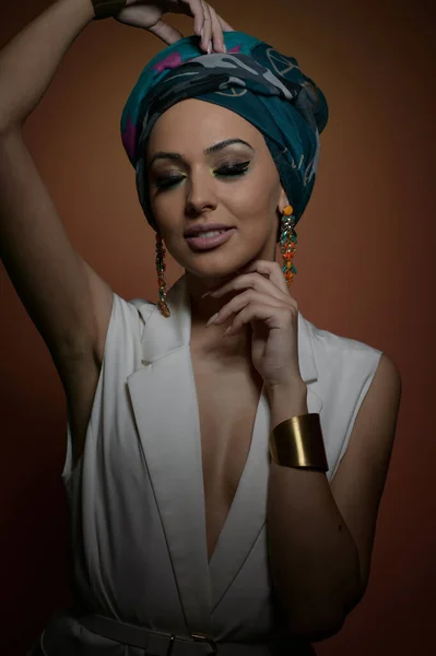 Mulher Bonita Turbante Mulher Bonita Nova Com Turbante Acessórios Dourados — Fotografia de Stock