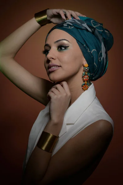 Hermosa Mujer Turbante Joven Hermosa Mujer Con Turbante Accesorios Dorados —  Fotos de Stock