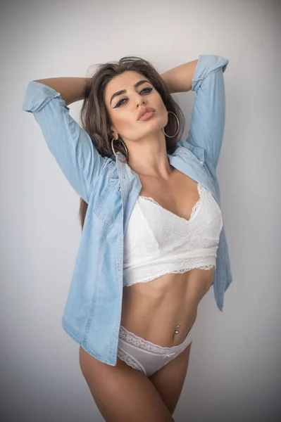 Aantrekkelijke Sexy Brunette Witte Lingerie Denim Shirt Poseren Provocerend Buurt — Stockfoto