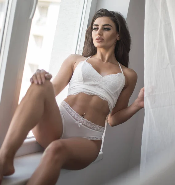 Morena Sexy Atraente Lingerie Branca Posando Provocativamente Perto Uma Janela — Fotografia de Stock