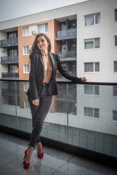 Prachtige Glamour Brunette Vrouw Met Zwarte Jas Poseren Modern Balkon — Stockfoto