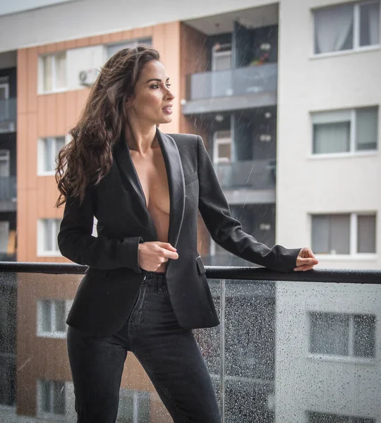 Superbe Femme Brune Glamour Avec Veste Noire Posant Sur Balcon — Photo