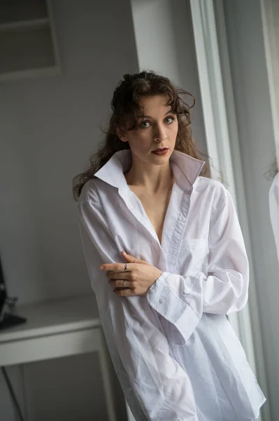 Morena Sexy Atraente Camisa Branca Posando Provocativamente Perto Uma Janela — Fotografia de Stock