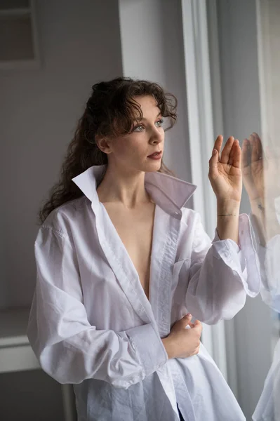 Jolie Brune Sexy Chemise Blanche Posant Façon Provocante Près Une — Photo