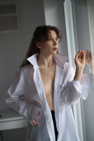 Jolie Brune Sexy Chemise Blanche Posant Façon Provocante Près Une — Photo