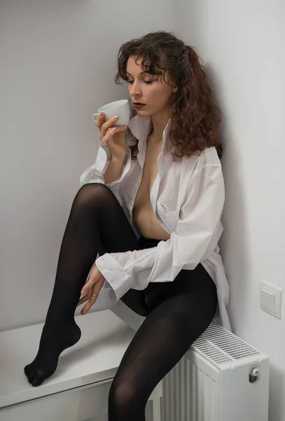 Morena Sexy Atraente Camisa Branca Com Uma Xícara Mão Posando — Fotografia de Stock
