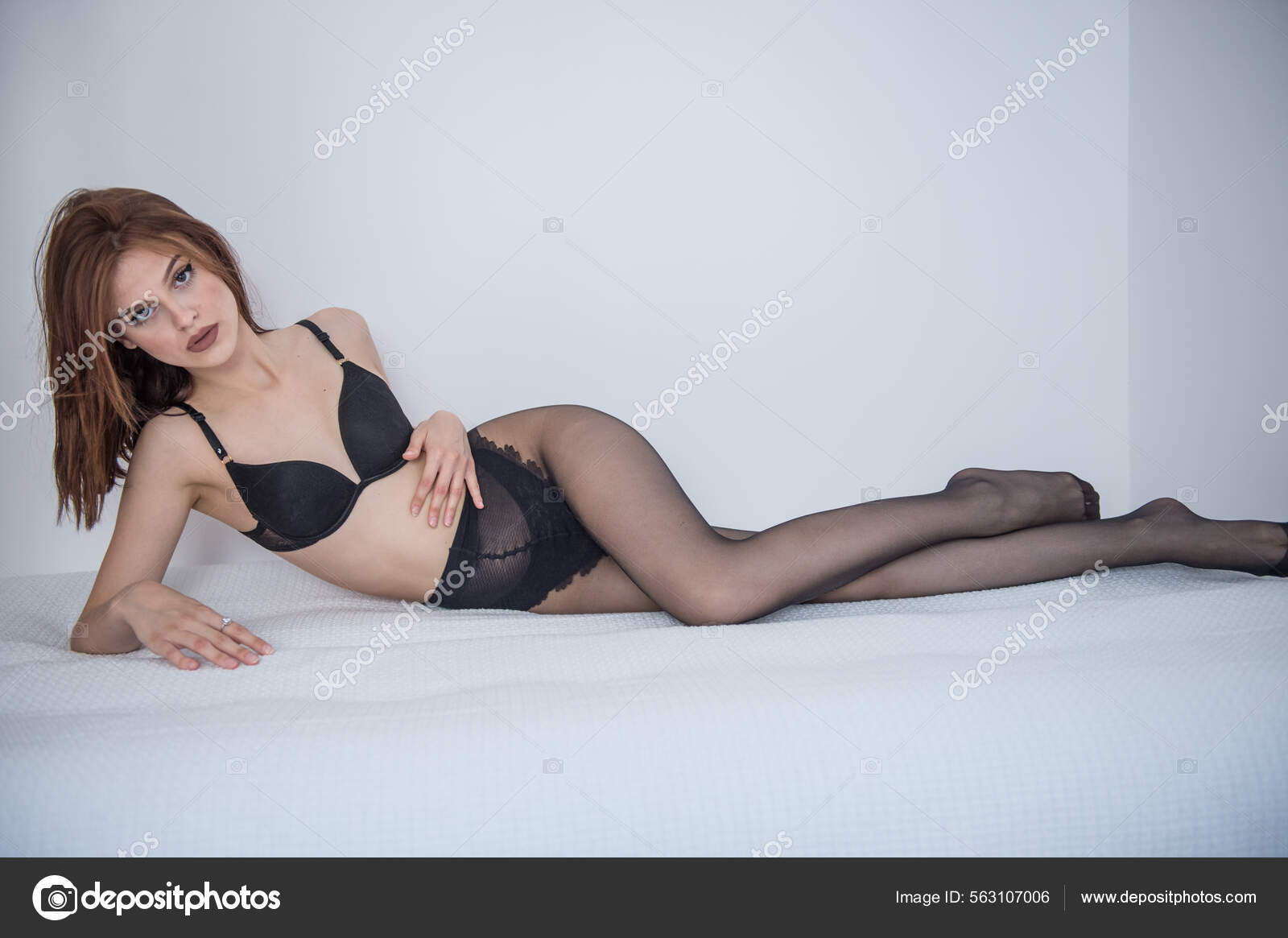 Verführerische Brünette Frau Modischer Pose Trägt Schwarze Strumpfhosen ...