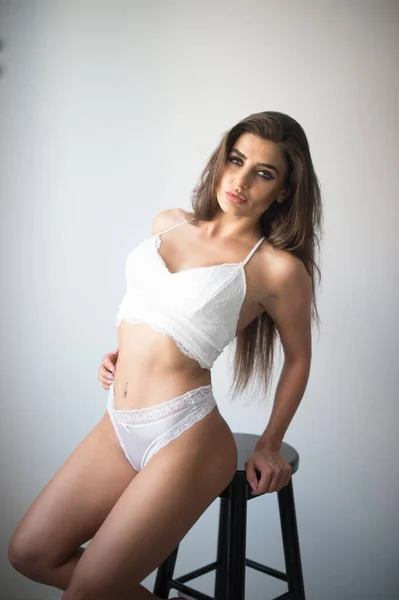 Aantrekkelijk Sexy Brunette Witte Lingerie Poseren Provocerend Voorkant Van Een — Stockfoto