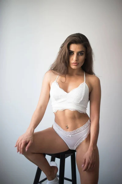 Aantrekkelijk Sexy Brunette Witte Lingerie Poseren Provocerend Voorkant Van Een — Stockfoto