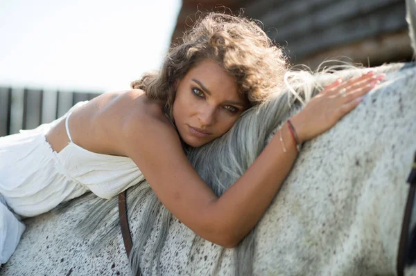 Hermosa Mujer Rubia Con Pelo Rizado Caballo Retrato Una Chica —  Fotos de Stock