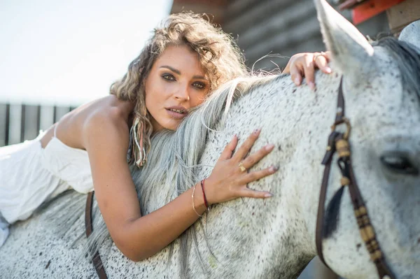 Beautiful Blonde Woman Curly Hair Horse Portrait Girl White Dress — Stock Photo, Image