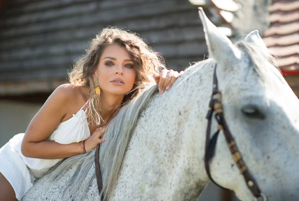 Piękna Blondynka Kręconymi Włosami Koniem Portret Dziewczyny Białej Sukience Jej — Zdjęcie stockowe