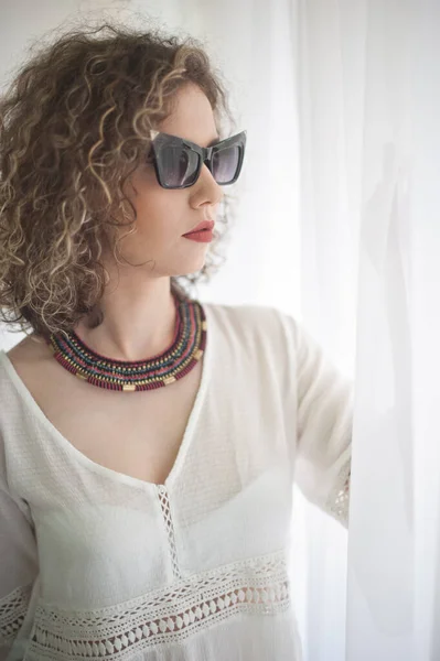 Slank Jong Modemodel Met Krullend Haar Met Witte Blouse Een — Stockfoto