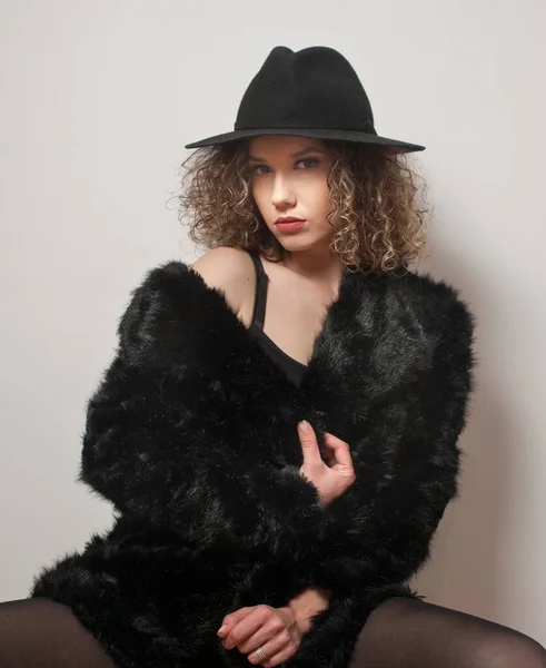 Portrait Fashionable Model Black Fur Sitting Green Chair Studio Young — ストック写真