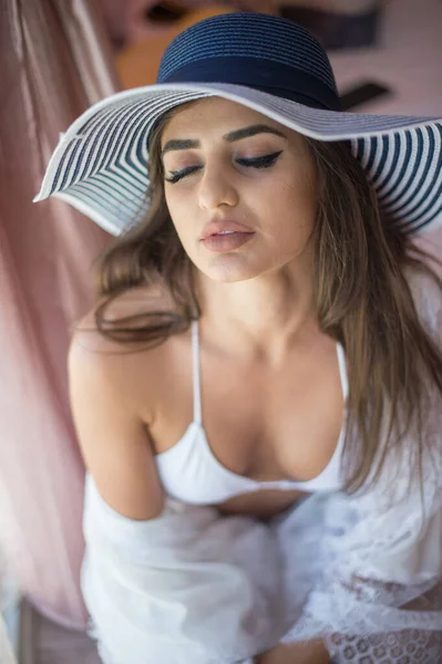 Ελκυστική Σέξι Μελαχρινή Λευκά Εσώρουχα Και Μεγάλο Καπέλο Που Ποζάρει — Φωτογραφία Αρχείου