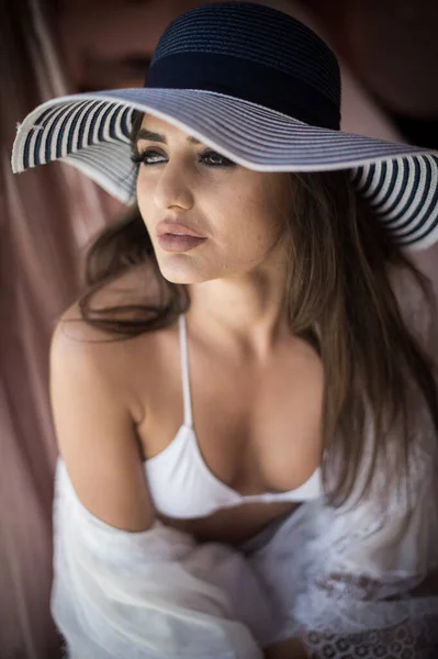 Ελκυστική Σέξι Μελαχρινή Λευκά Εσώρουχα Και Μεγάλο Καπέλο Που Ποζάρει — Φωτογραφία Αρχείου