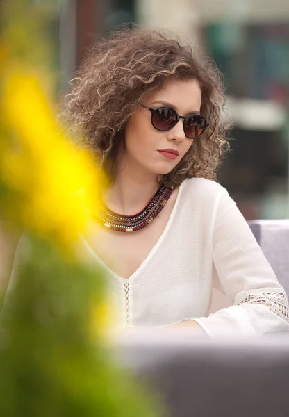 Happy Brunette Girl Avec Des Lunettes Soleil Assis Parc Buvant — Photo