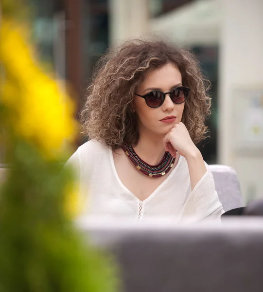 Glückliches Brünettes Mädchen Mit Sonnenbrille Das Park Sitzt Ein Glas — Stockfoto