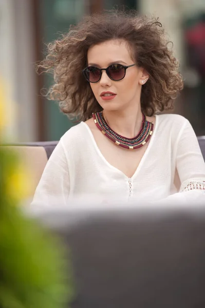 Gelukkig Brunette Meisje Met Zonnebril Zitten Het Park Het Drinken — Stockfoto