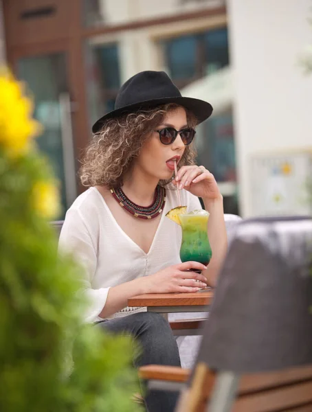 Gelukkig Brunette Meisje Met Zonnebril Zitten Het Park Het Drinken — Stockfoto