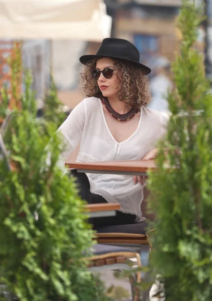 Happy Brunette Girl Avec Des Lunettes Soleil Assis Parc Buvant — Photo