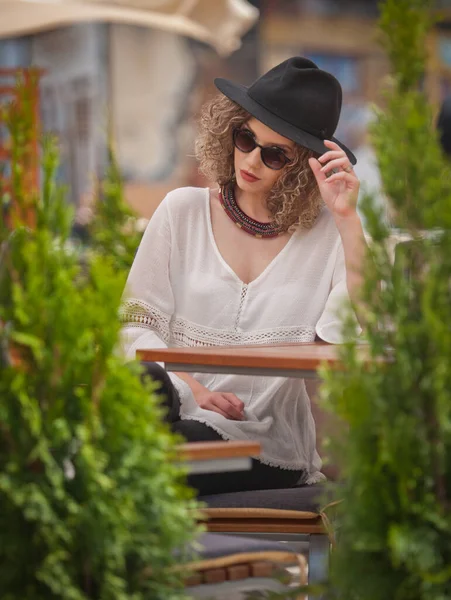 Glückliches Brünettes Mädchen Mit Sonnenbrille Das Park Sitzt Ein Glas — Stockfoto