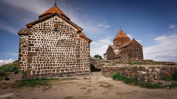 Ermenistan 'daki tek göl yakınındaki Sevan manastırı.