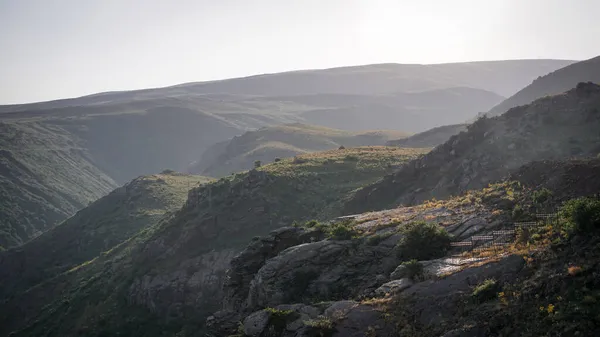Tatev 'deki Tatev Manastırı' nın doğu tarafındaki kayalar.