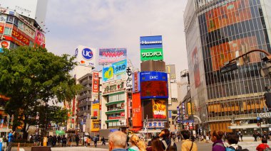 Tokyo, Japonya 'da Shibuya Meydanı kalabalıktı.