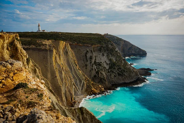Uçurumdan güzel bir körfez ve deniz feneri manzarası
