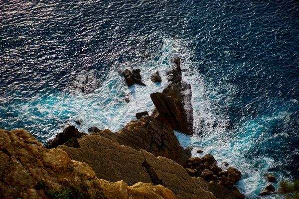 Olas Chocando Contra Rocas —  Fotos de Stock