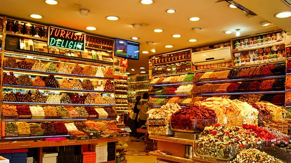 Farklı hindi baharatları olan büyük bir dükkan.