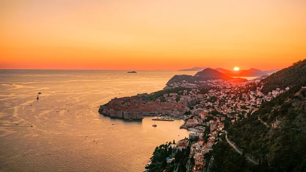 Hırvat şehri Dubrovnik 'in gün batımı ve manzarası