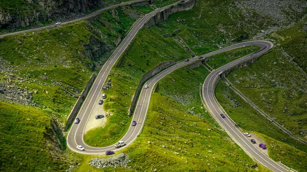 Romanya 'da transfagarasan yolundaki arabaların manzarası