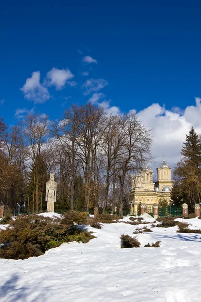 Curtea de Argeş kloster i vinter — Stockfoto