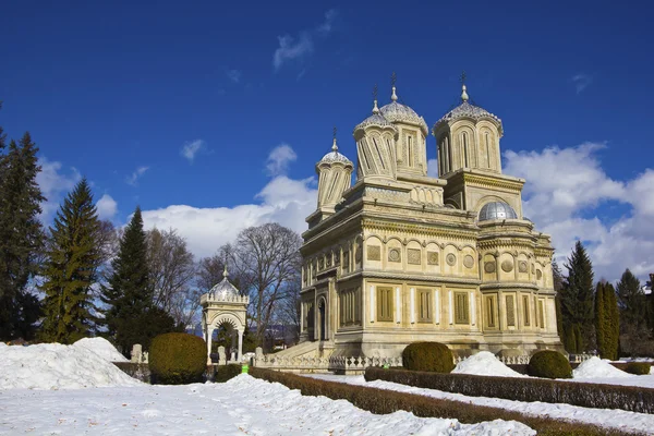 Curtea de Argeş kloster i vinter — Stockfoto