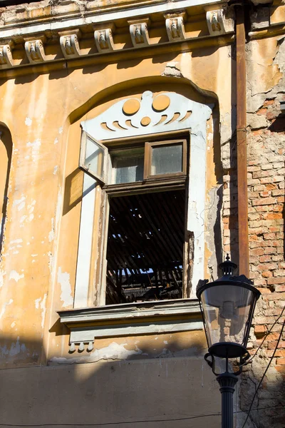 Old house facade in ruins — Stock Photo, Image