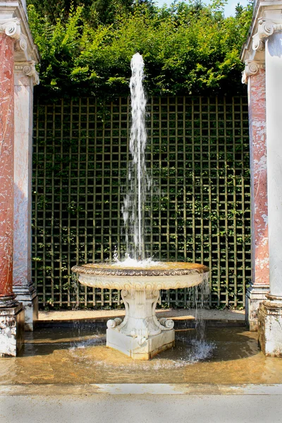 Fuente en los jardines de Versalles — Foto de Stock