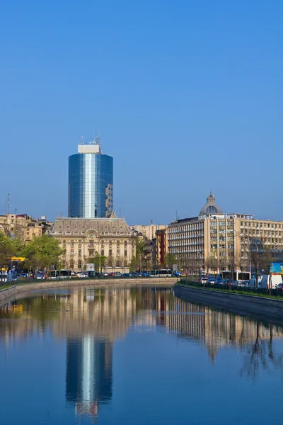 Bucharest architecture and Dambovita river — Stock Photo, Image